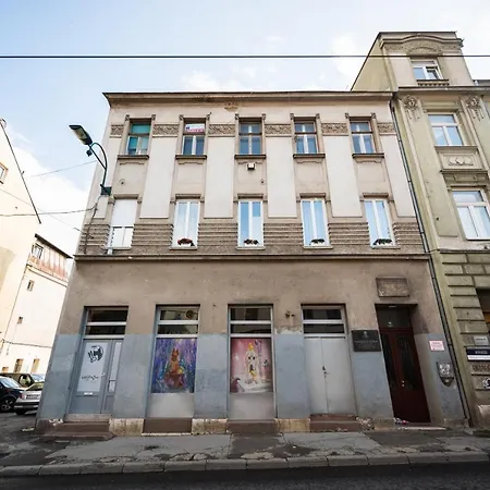 140 Sqm With 4 Units - Great For Groups